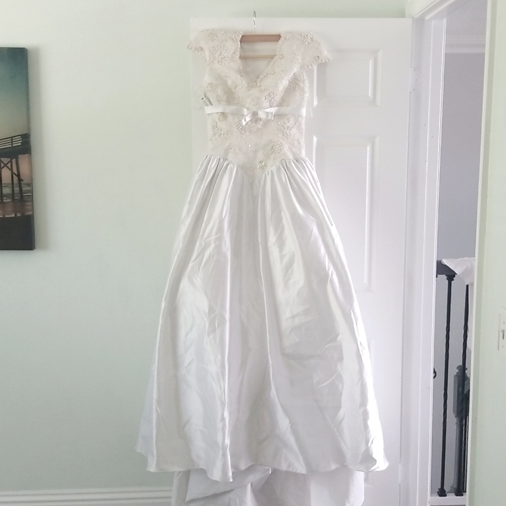 Antonio Melanie white wedding dress with mid train, size 8, brand new w tags.